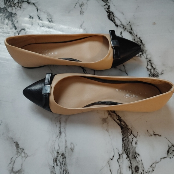 Lord & Taylor 424 FIFTH tan and black leather flats w/ silver bow detail, SZ 5.5 - Picture 7 of 9
